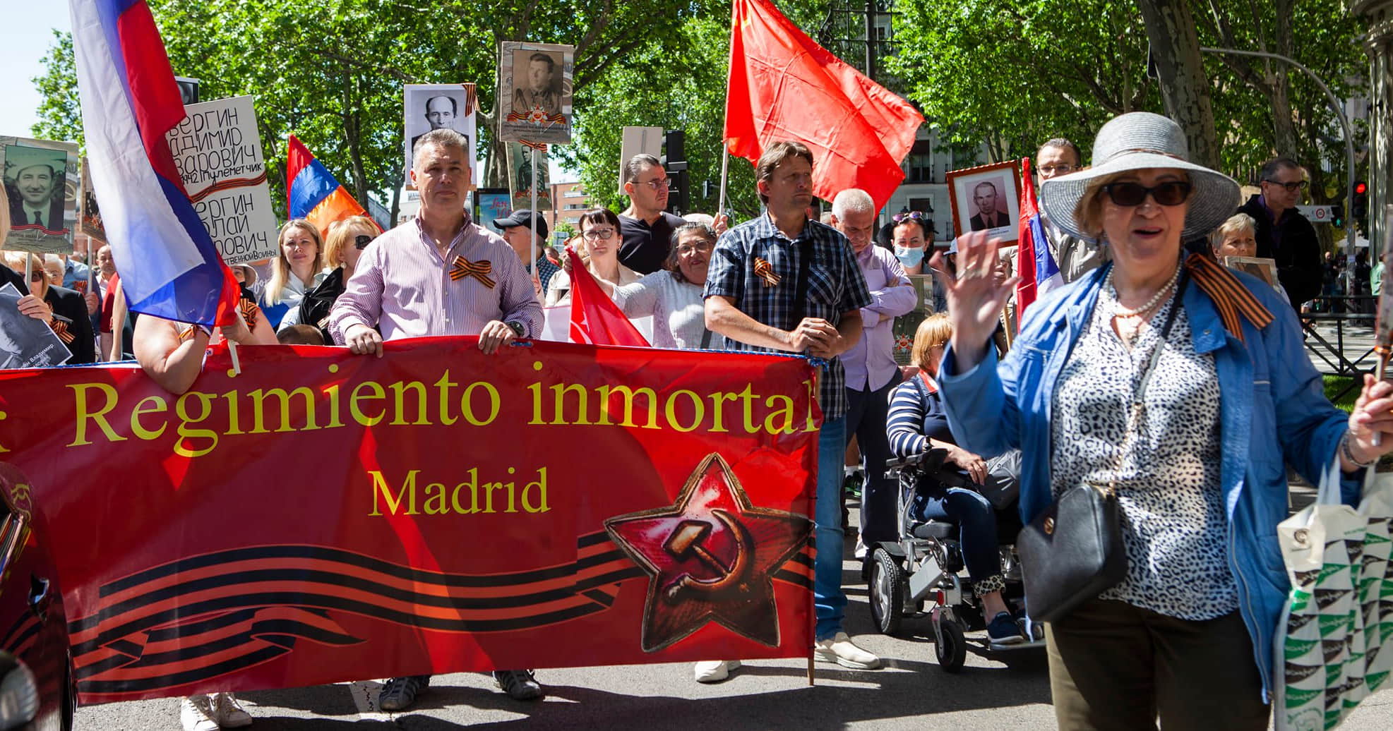 Хода «Безсмертного полку» в Мадриді з банером «Regimiento Inmortal Madrid» та портретами.