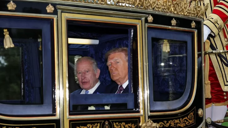 Король Чарльз III з Дональдом Трампом у вікні королівської карети