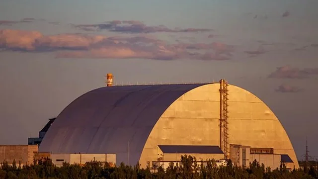 Новий безпечний конфайнмент над 4-м блоком Чорнобильської АЕС на заході сонця