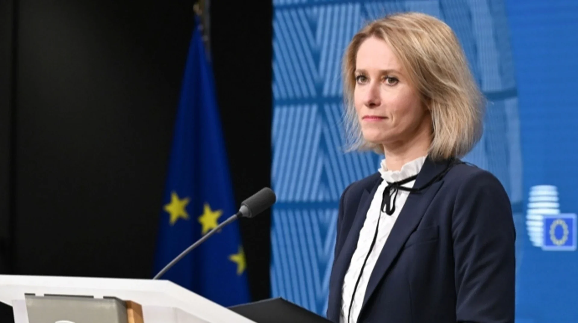Естонська політикиня виступає на трибуні під прапором ЄС про шанс миру з РФ 2022