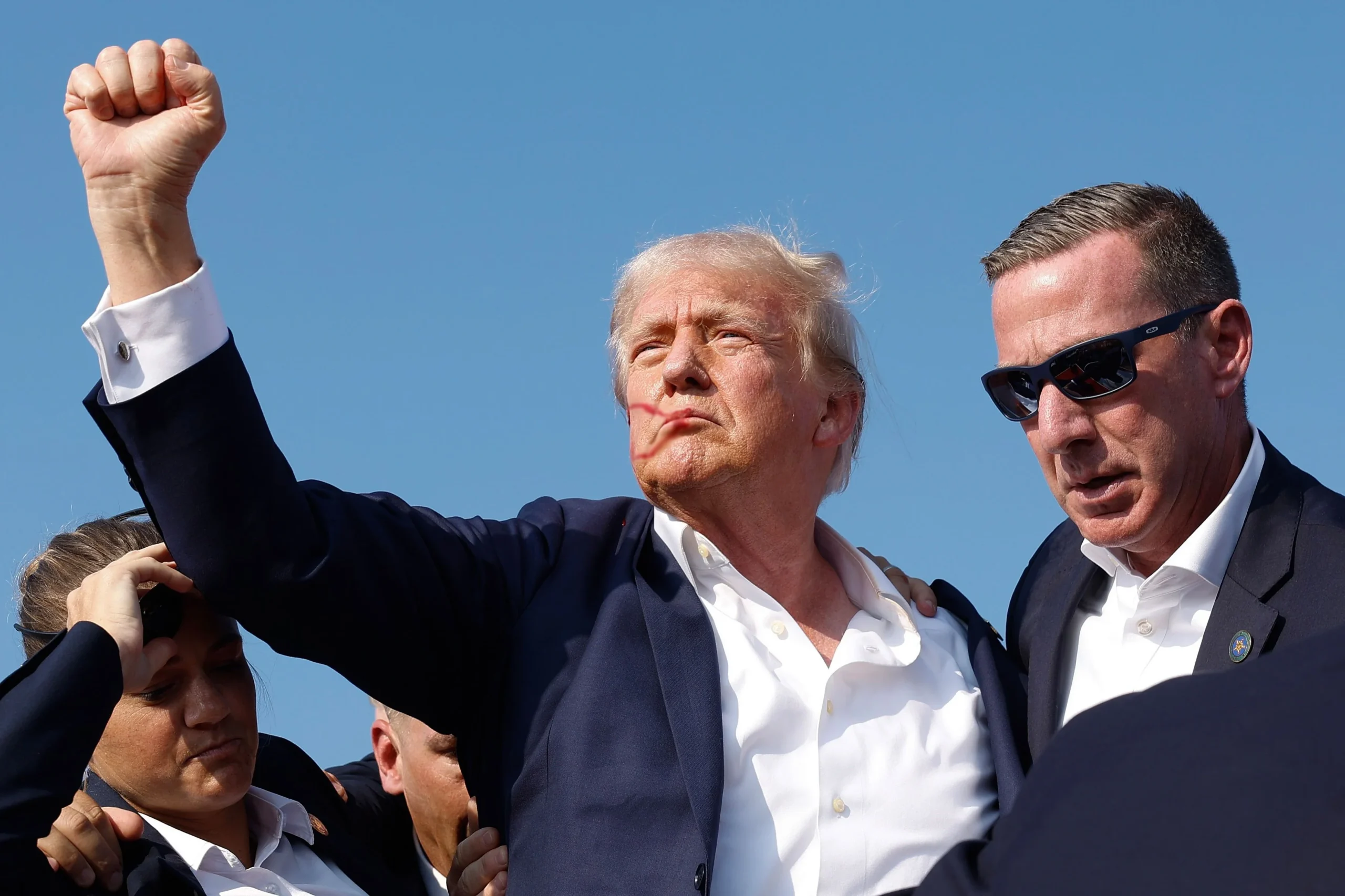 Дональд Трамп піднімає кулак після стрілянини на ралі, поруч охоронець