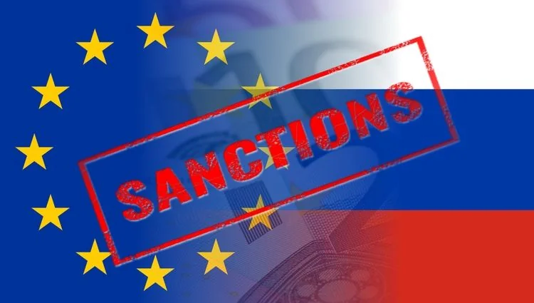 Прапор ЄС з євробанкнотами та штампом SANCTIONS на прапорі РФ