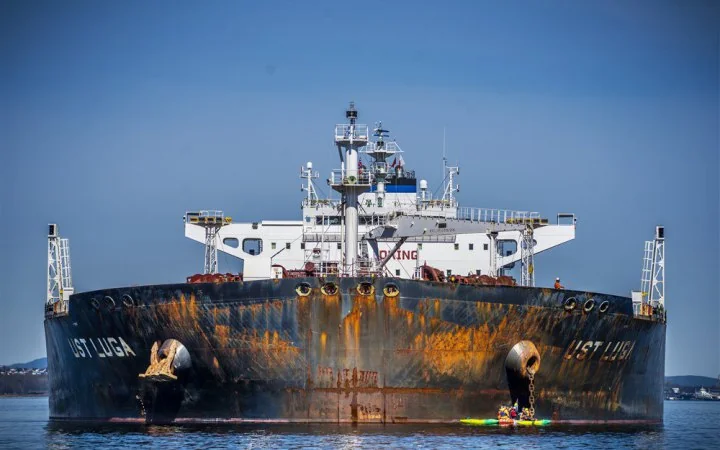 Іржавий танкер LST Ulga з тіньового флоту РФ під санкціями ЄС