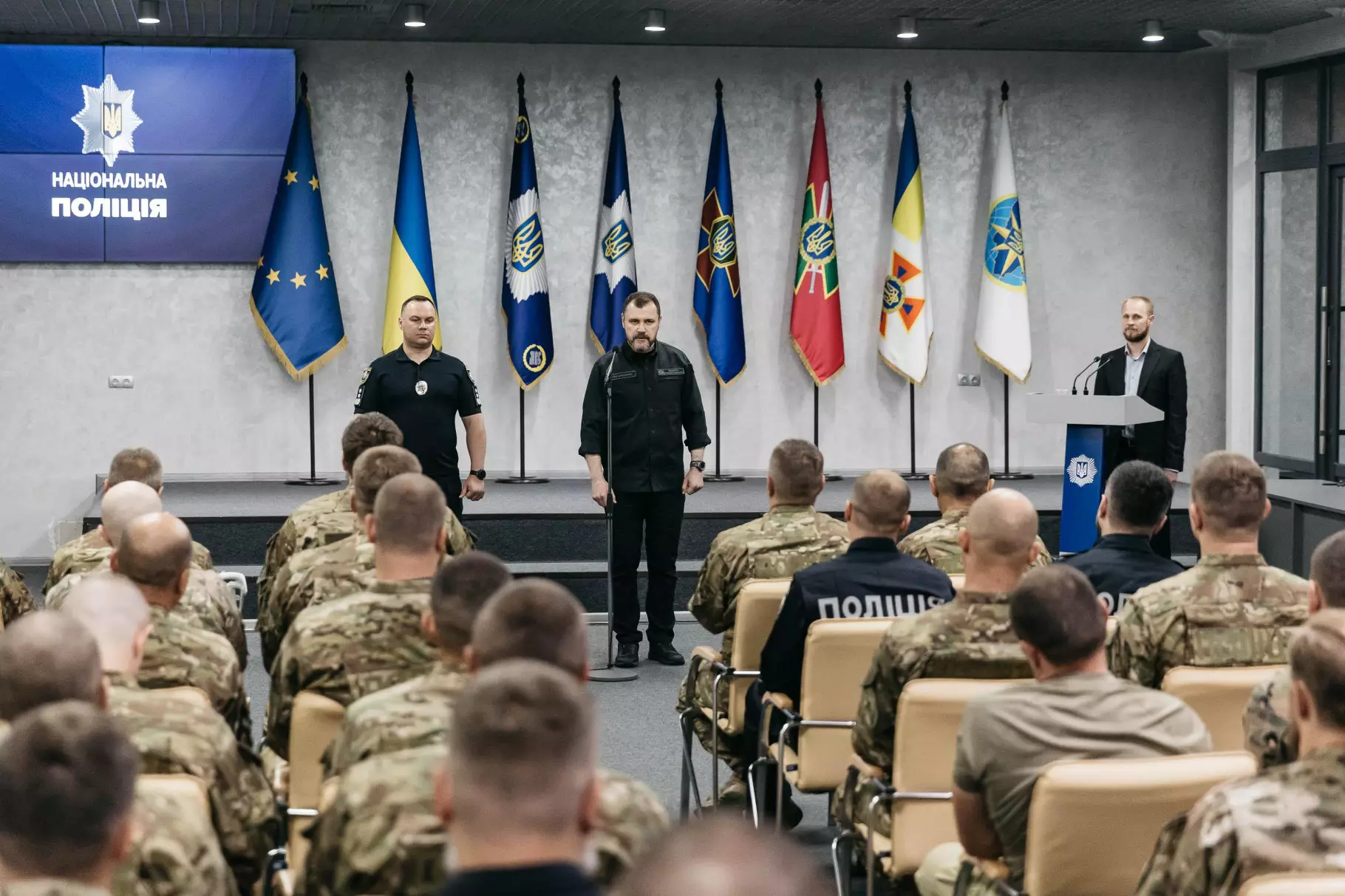 Ігор Клименко виступає перед патрульними та військовими щодо підготовки на полігонах