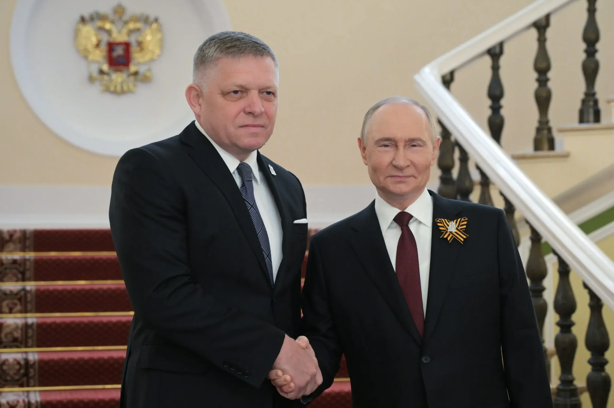 Юрій Ушаков потискає руку Володимиру Путіну в Кремлі