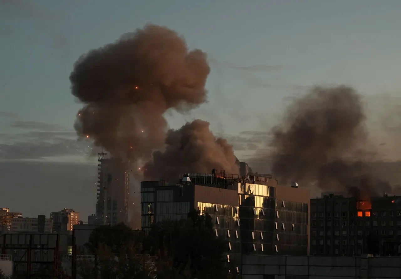 Пожежа на недобудові Шевченківського району Києва від уламків дронів