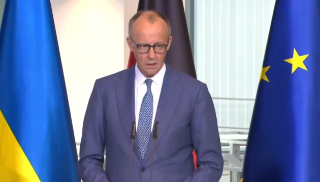 Фрідріх Мерц виступає щодо євроінтеграції України як ключа до миру перед прапорами країн