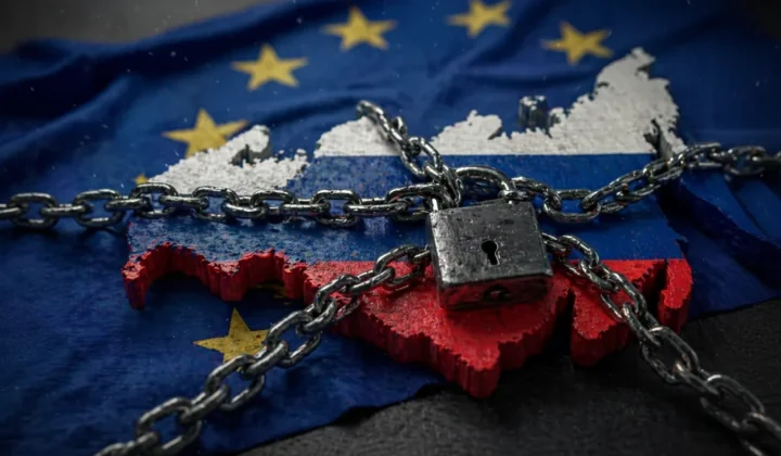 Карта Росії в ланцюгах на прапорі ЄС символізує 21-й пакет санкцій