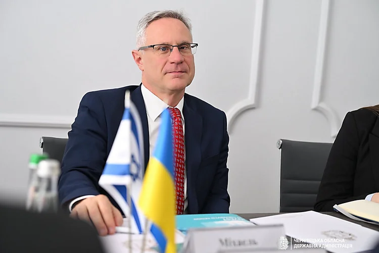 Посол Ізраїлю Міхаель Бродський у МЗС України під час вручення ноти протесту щодо краденого зерна