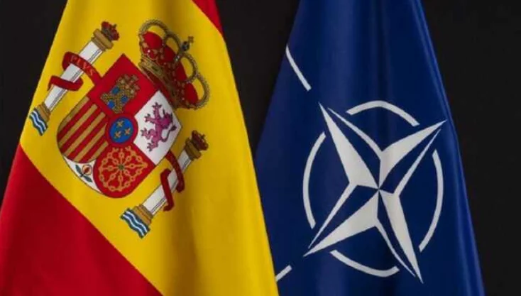 Прапори Іспанії та НАТО на тлі напруги в Альянсі