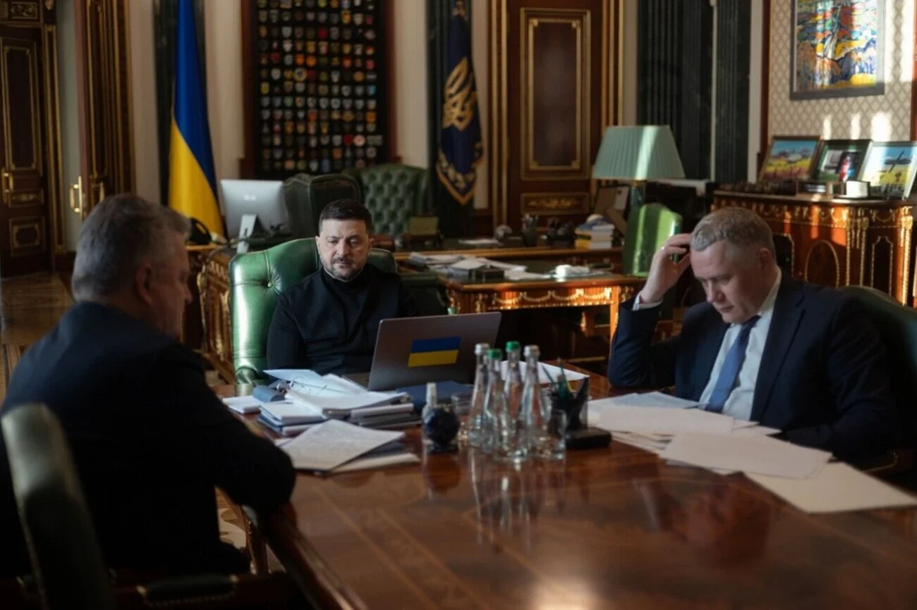 Володимир Зеленський з радниками у кабінеті Офісу Президента за столом переговорів