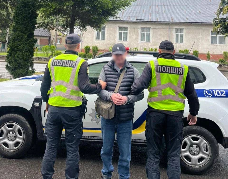 Поліцейські затримають пяного зловмисника після атаки гранатами на Дніпропетровщині