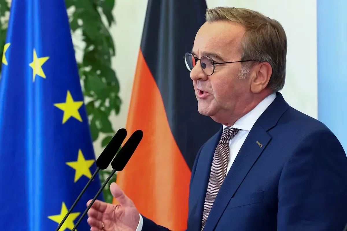 Борис Пісторіус оголошує курс на найсильнішу армію Європи перед прапорами ЄС і ФРН