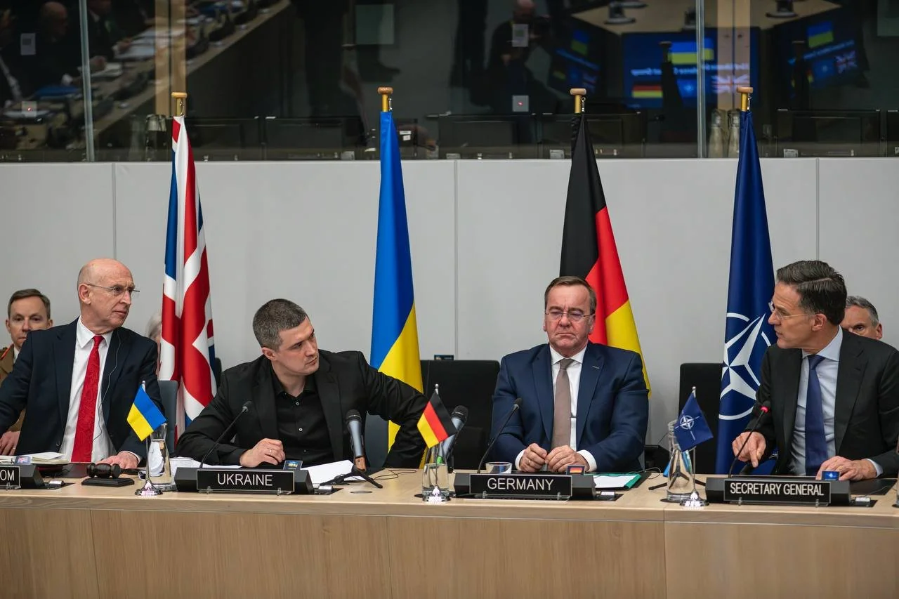 Представники України, Німеччини та генсека НАТО на зустрічі Рамштайн.