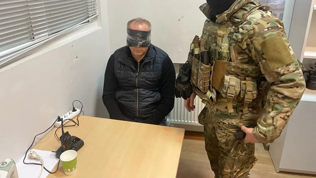 Затриманий закарпатський підліток з повязкою на очах під час допиту після шкільної стрілянини