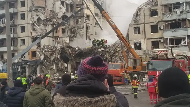 Рятувальники розбирають завали багатоповерхівки в Дніпрі після російського обстрілу