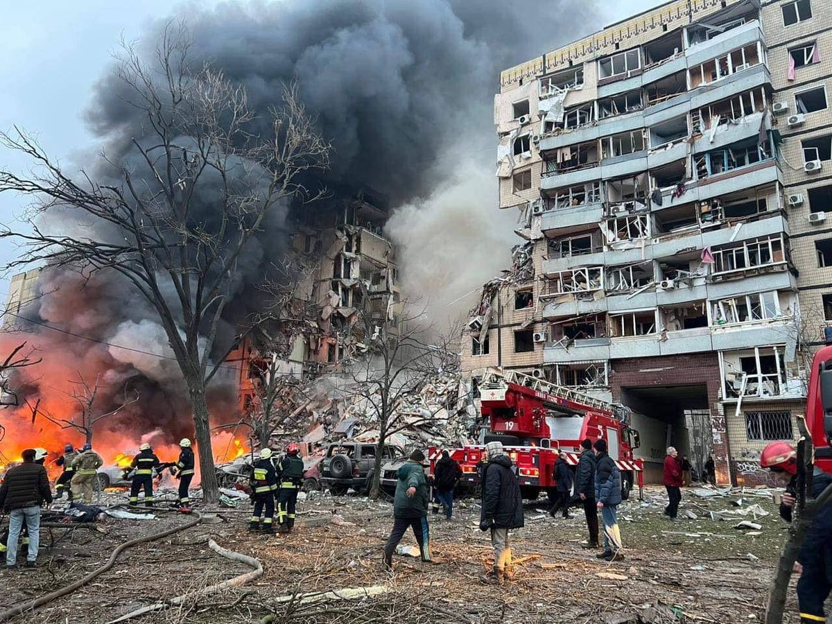 Пожежники гасять вогонь у пошкодженому житловому будинку в Дніпрі після російської атаки.