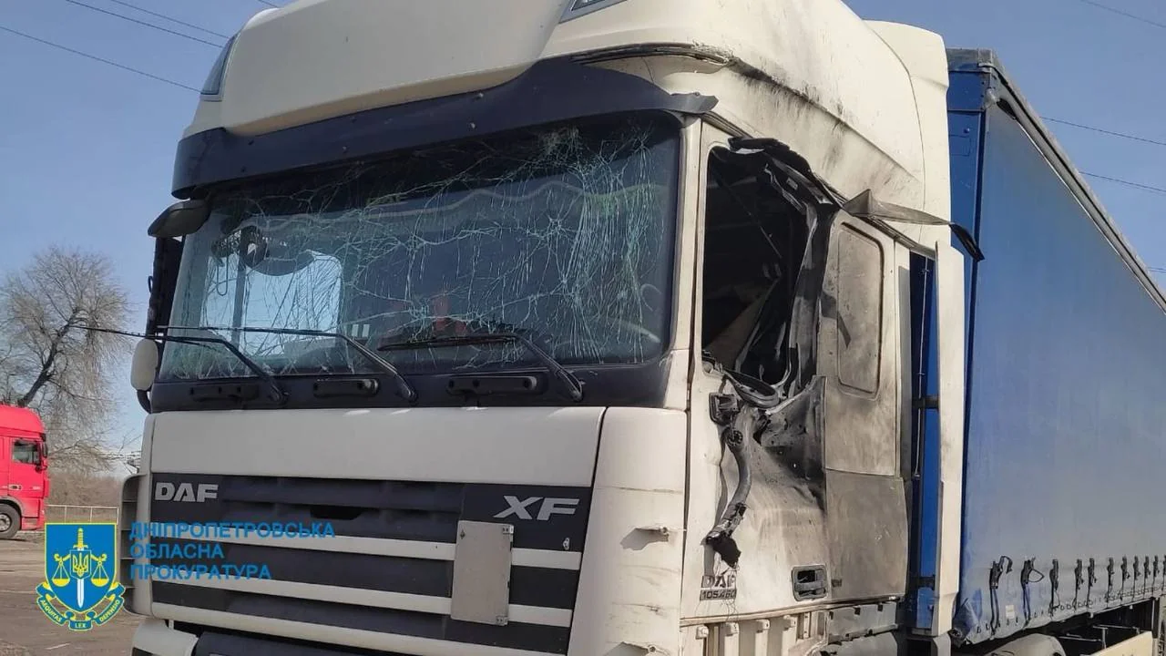 Пошкоджена вантажівка DAF XF в Нікополі після удару російських FPV-дронів