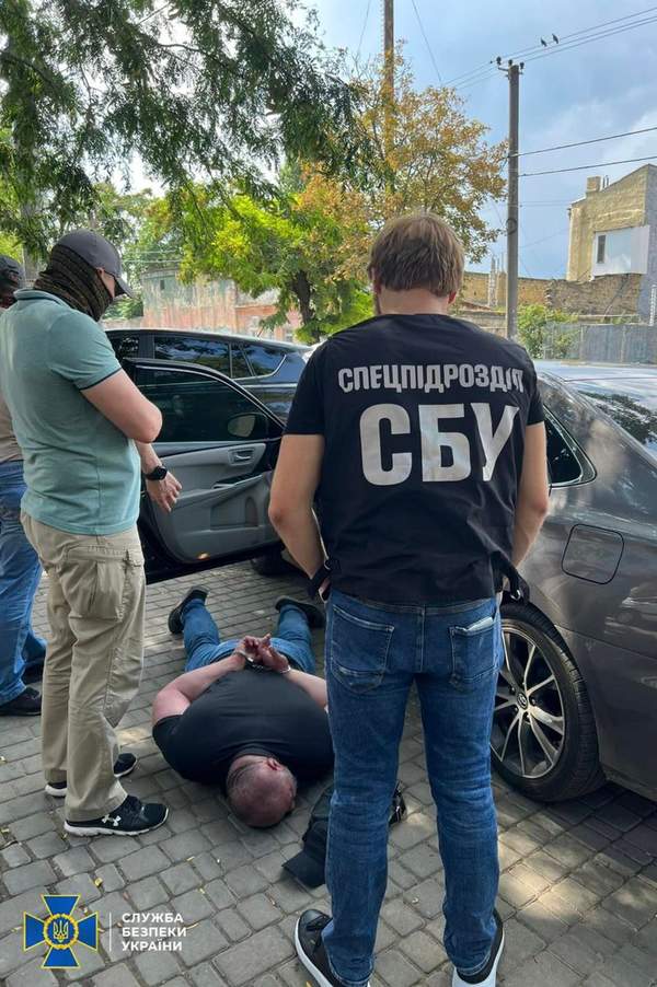Затримання члена банди ТЦКівців Одеси співробітниками СБУ біля службової машини