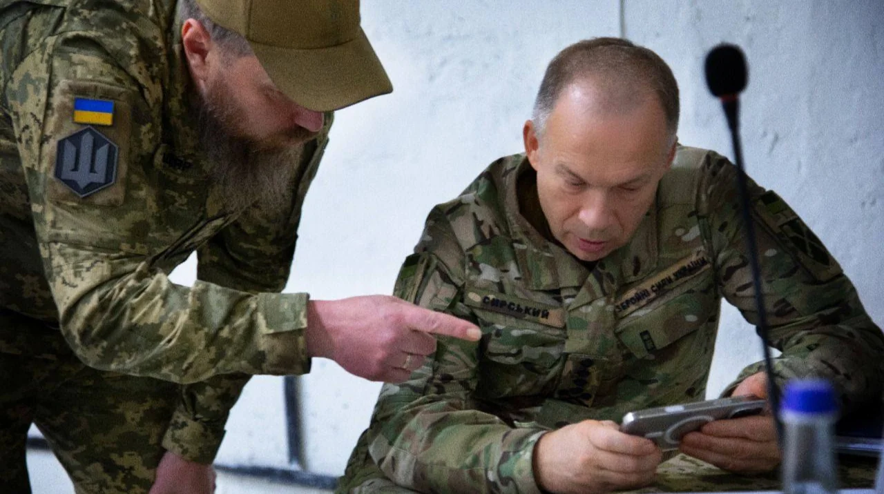 Олександр Сирський з командиром перевіряє логістику для бійців на фронті