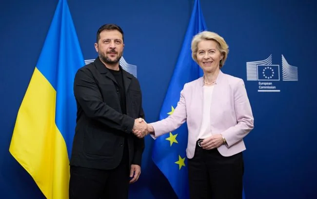 Володимир Зеленський тисне руку Урсулі фон дер Ляєн перед прапорами України та ЄС