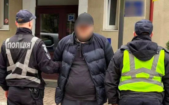 Поліцейські затримують шахрая за порятунок з ТЦК за $20 тис.