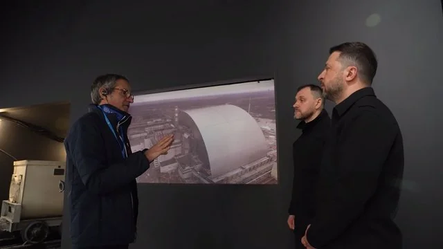 Зеленський і Гроссі обговорюють конфайнмент ЧАЕС біля екрану в музеї «Чорнобиль»