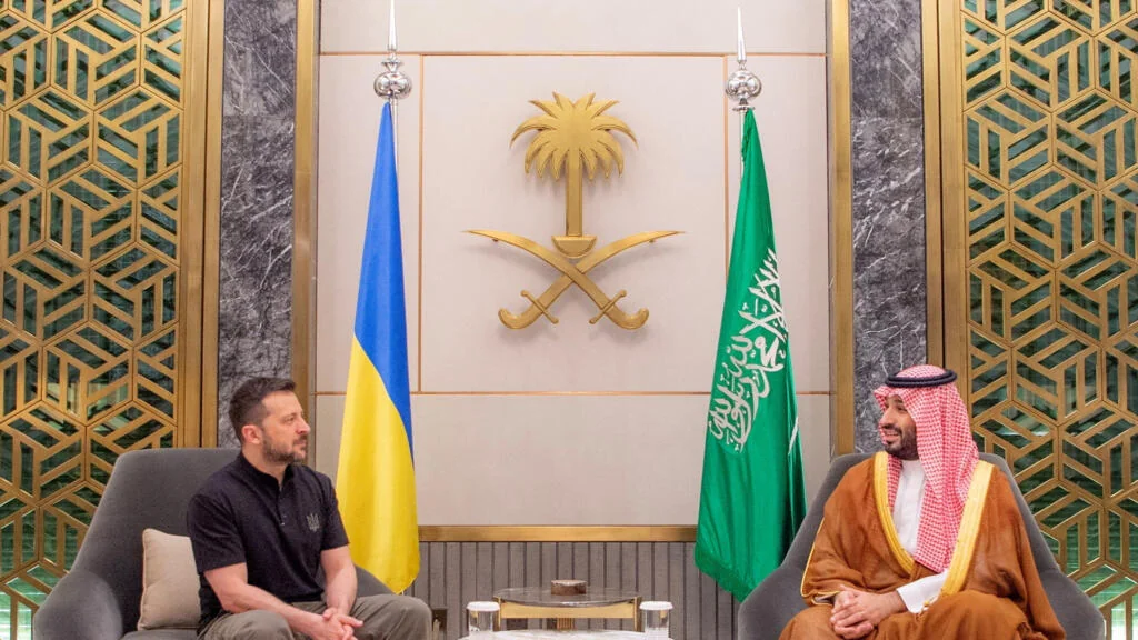 Володимир Зеленський з наслідним принцом Саудівської Аравії під час зустрічі на тлі прапорів