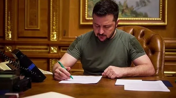 Володимир Зеленський підписує законопроєкти про воєнний стан і мобілізацію на 90 днів