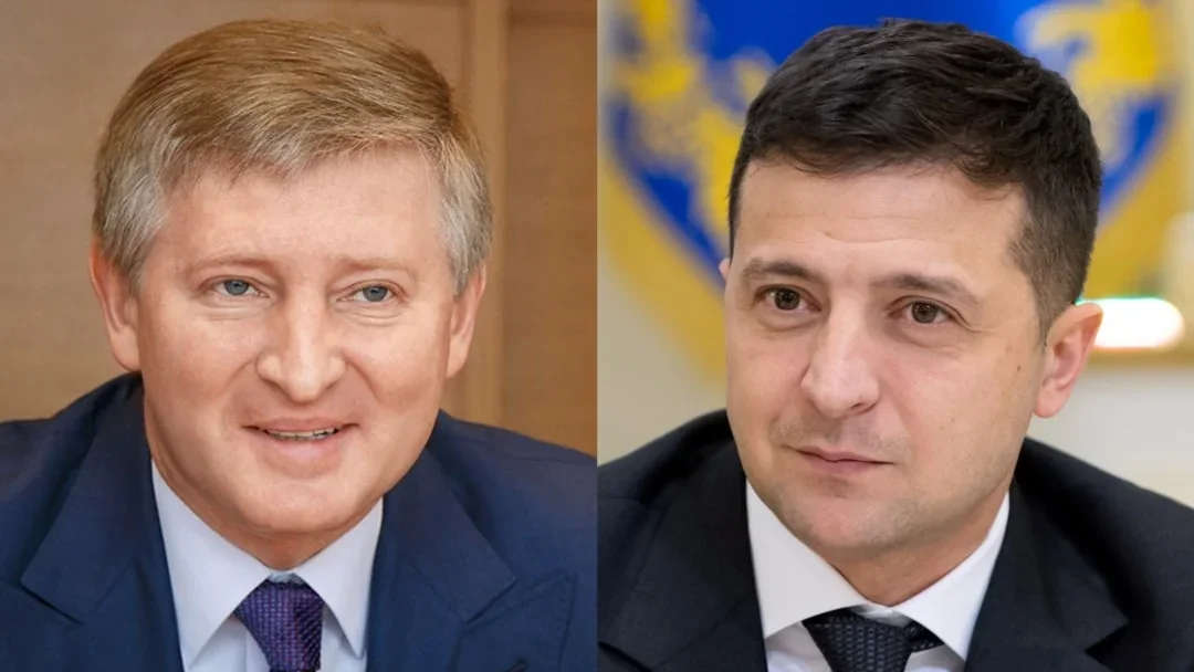 Рінат Ахметов зліва та Володимир Зеленський на тлі державного герба України