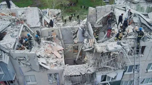 Рятувальники на руїнах багатоповерхівки в Краматорську після авіаудару ФАБ-250