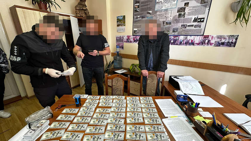 Вилучені пачки доларів під час викриття хабарника ТЦК на Буковині