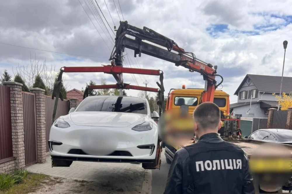 Поліція вилучає білий Tesla у топ-посадовців Нацполіції за корупцію