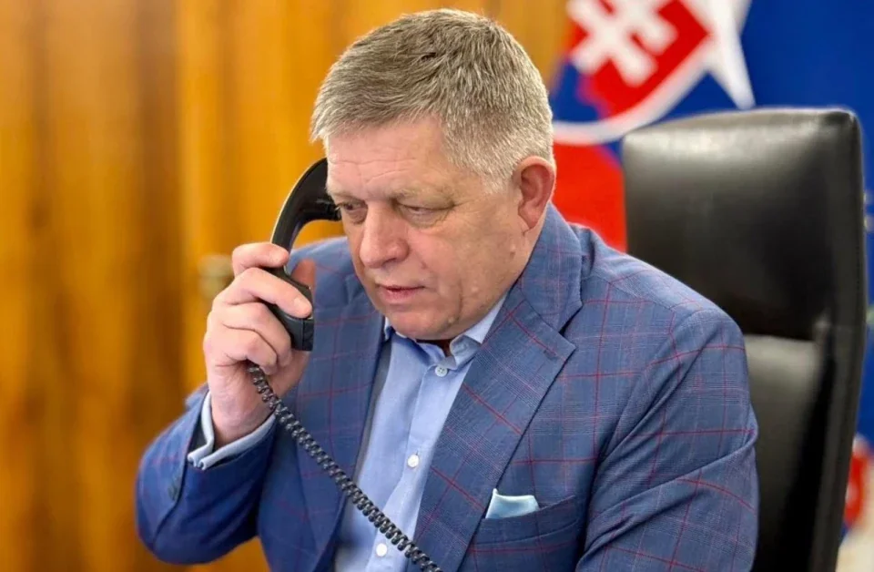 Роберт Фіцо дзвонить по телефону, радячи Зеленському телефонувати Путіну