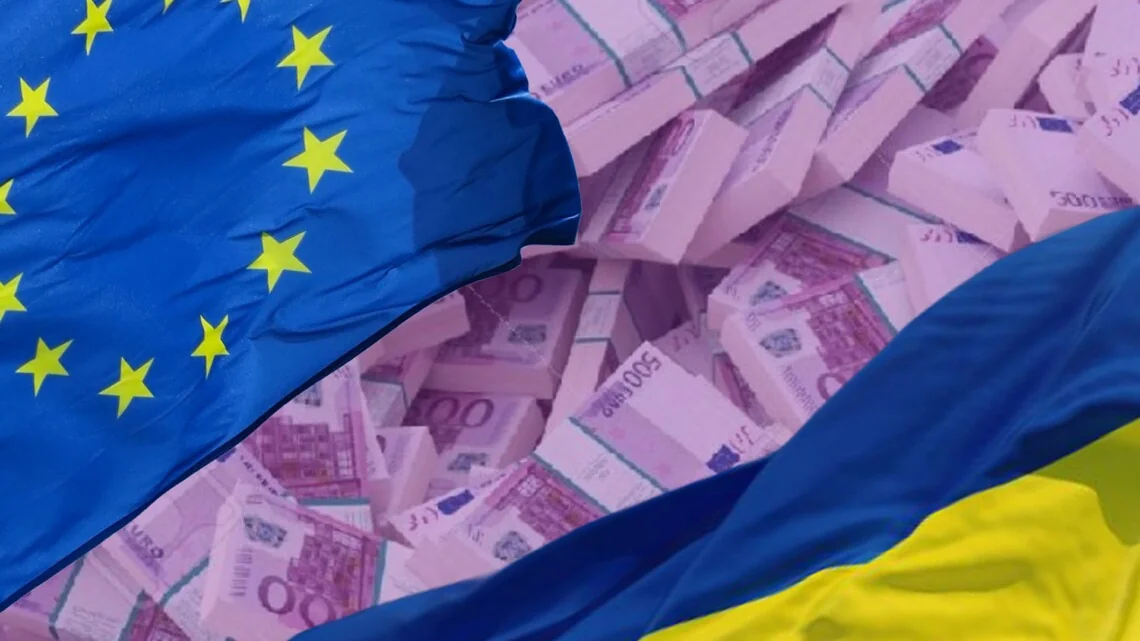 Флаги ЕС и Украины над пачками банкнот по 500 евро