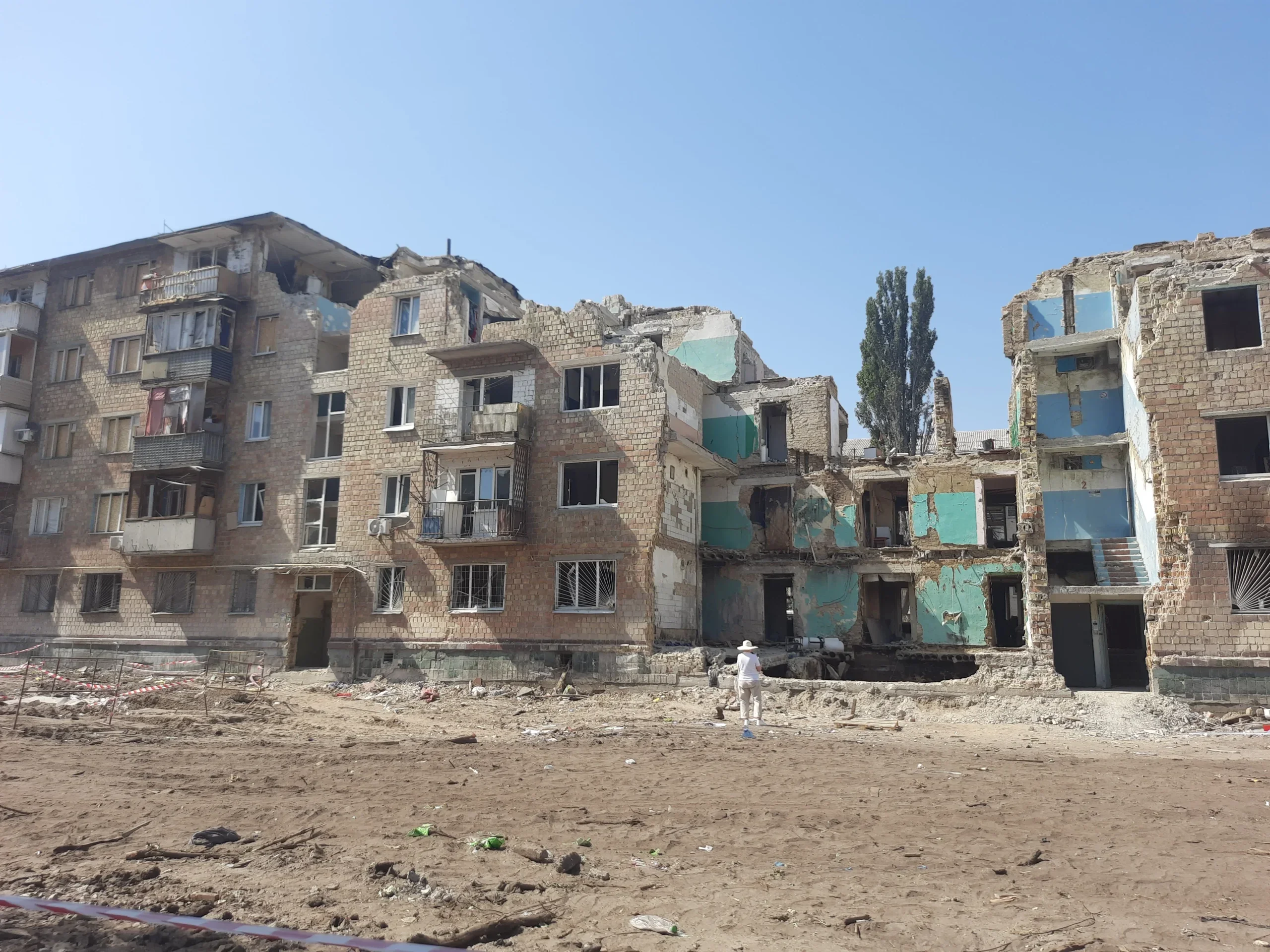Пошкоджена багатоповерхівка в Галаці після удару дрона РФ