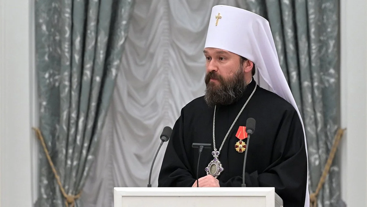 Митрополит Іларіон у клобуці виступає з трибуни з мікрофонами
