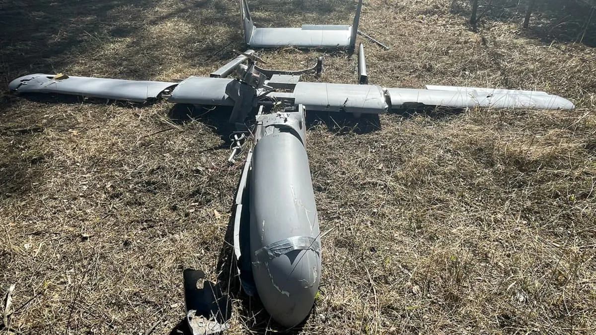 Пошкоджений невідомий дрон на траві біля кордону Фінляндії з Росією