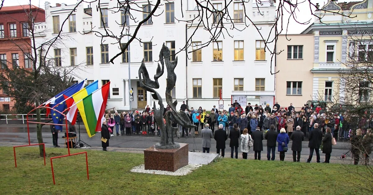Протест в Чехии против съезда судетских немцев возле абстрактной скульптуры