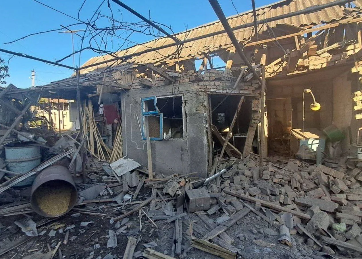 Зруйнований приватний будинок після обстрілу на Нікопольщині