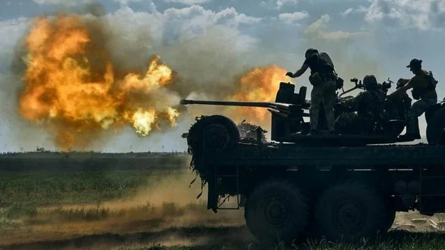 Українські захисники на БМП ведуть артилерійський вогонь по окупантах на Покровському напрямку