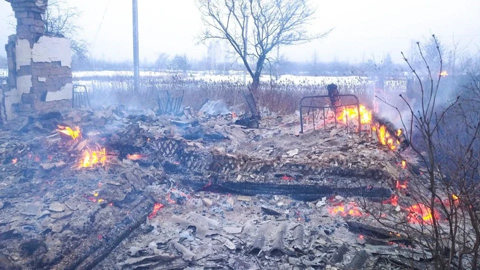 Пожежа на зруйнованому підприємстві в Рівненській області після удару окупантів