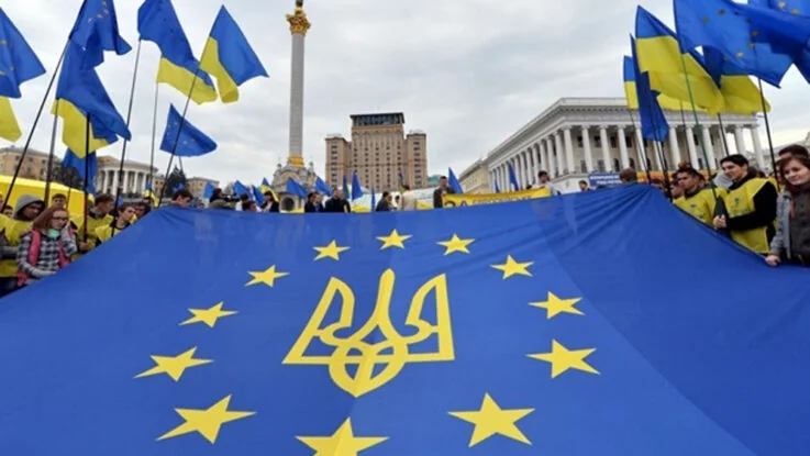 Демонстранти тримають прапор ЄС із тризубом на Майдані Незалежності в Києві
