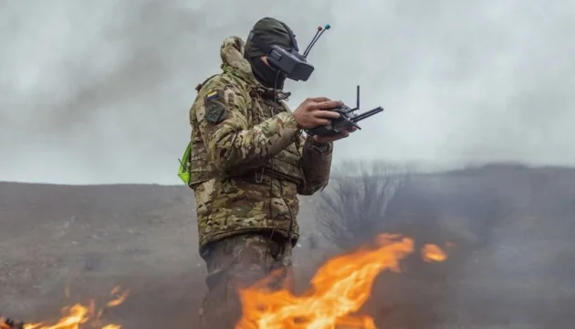 Прикордонник бригади Форпост керує дроном для нищення техніки ворога на Харківщині