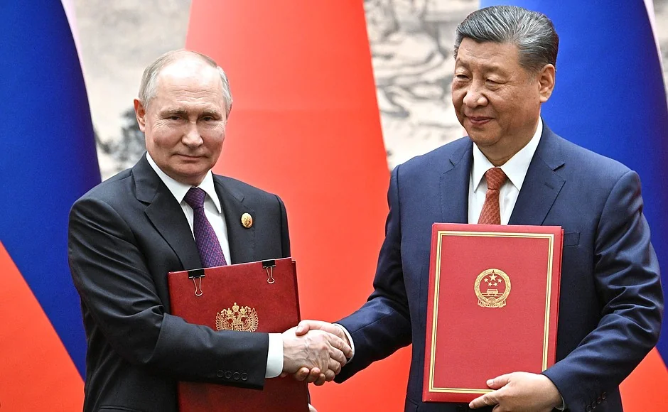 Володимир Путін і Сі Цзіньпін з папками документів під час зустрічі в Пекіні