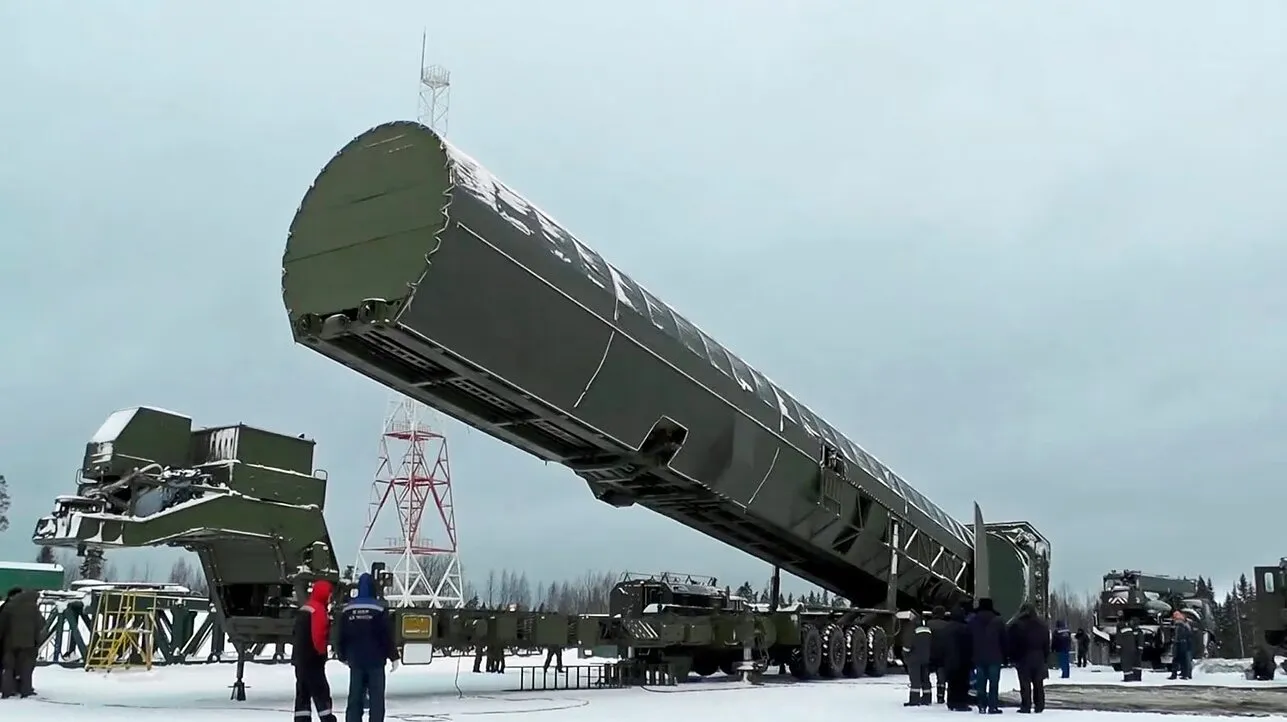 Ракета «Сармат» на транспортній установці під час випробувань у снігу