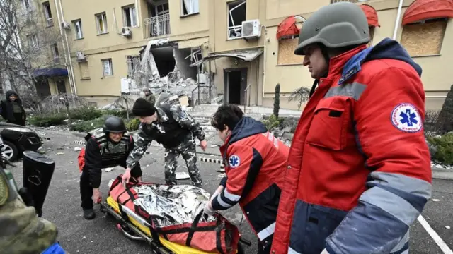 Рятувальники евакуюють загиблого після російської атаки на Херсонщині