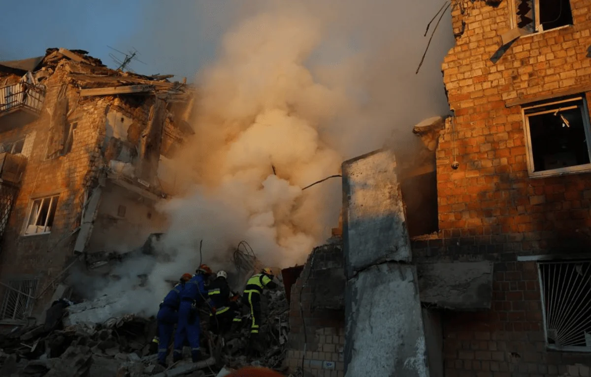 Рятувальники розбирають завали після удару російських військ по Дружківці
