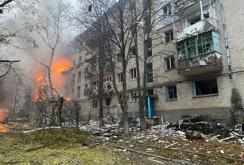 Пошкоджена багатоповерхівка після російського удару в Миколаївці на Донеччині
