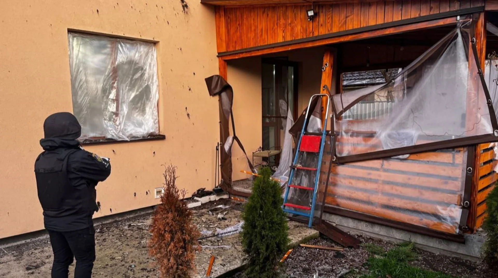 Пошкоджена резиденція посла Албанії в Києві після російського удару